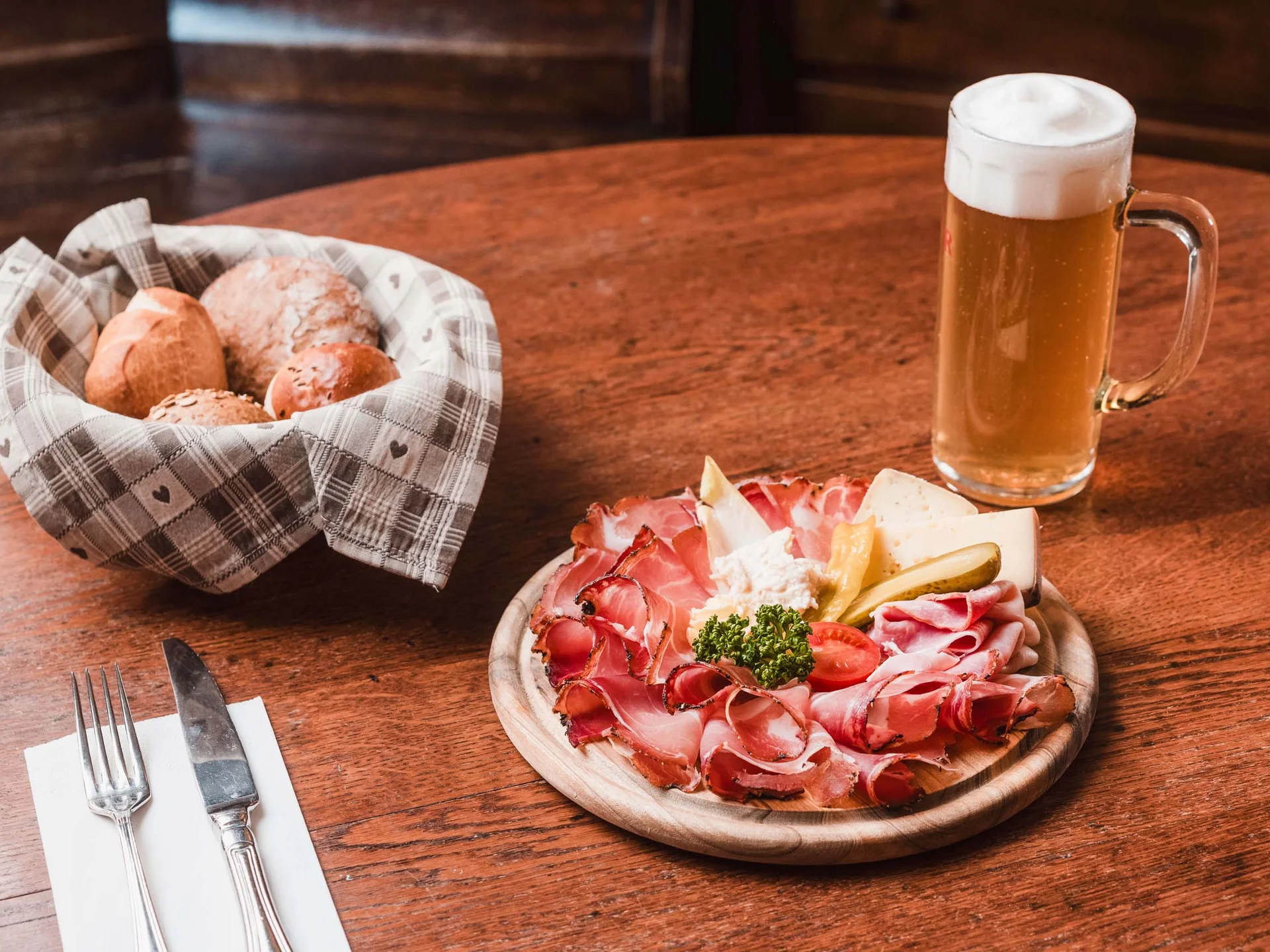 Wirtshaus, Bier, Brot, Wasser und Eck: Das ist das Bozner. Wirtshaus, Bier, Brot, Wasser und Eck: Das ist das Bozner.